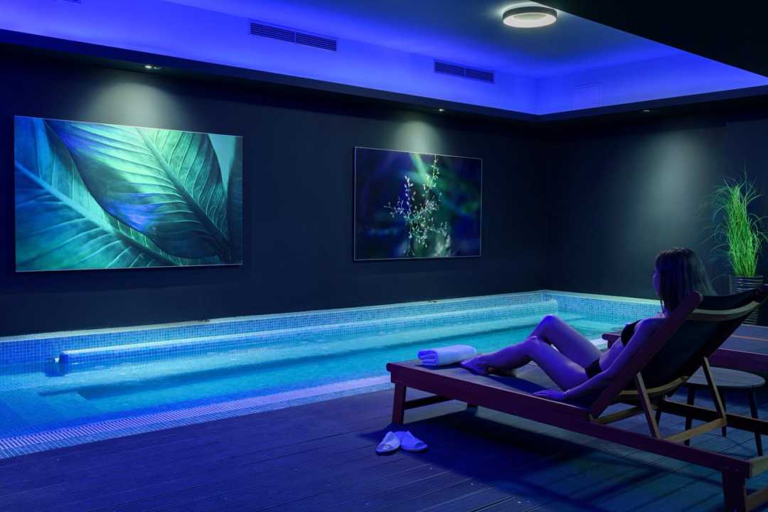 Hydromassage pool with therapy jets